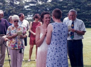 Преп. Стив Хейсс благословляет свою дочь Нэнси Хейсс (голубое платье) и Ким Уиллоу (розовый и белый платье) 2 июля 2002 г.