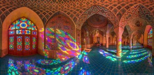 Свет от витражей в мечети Насир ол-Молк