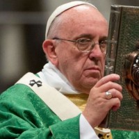 Папа Римский назвал однополые браки “временным увлечением”