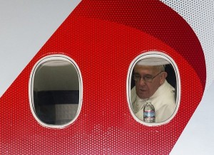 Папа Римский смотрит из окна своего самолёта перед отправлением из Филадельфии