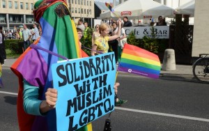 Фраза на плакате: "Солидарность с ЛГБТК-мусульманами"