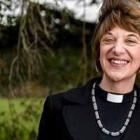 ​Англиканская женщина-епископ заявила, что люди должны перестать называть Бога «Он»