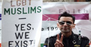 Надпись на плакате: "ЛГБТ–мусульмане: Да, мы существуем!"