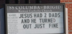 Надпись на вывеске: “У Иисуса было два папы, и это было нормально”