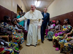 Франциск в детском госпитале в Банги, столице Центральноафриканской республики