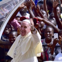 Папа промолчал по вопросу прав ЛГБТ во время визита в Африку