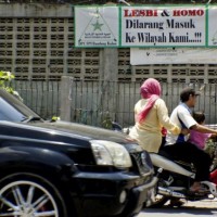 Власти индонезийского города делают выговор мусульманским радикалам за преследование геев
