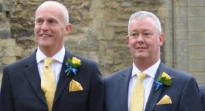 Г-н Пэмбертон (Mr Pemberton) со своим партнёром Лоуренсом Каннингтоном (Laurence Cunnington) в день бракосочетания