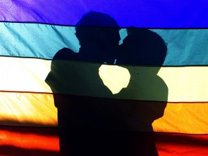Мужчины целуются во время демонстрации в поддержку ЛГБТ