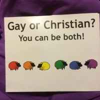 «ЛГБТ или христианин?»: церковь раздает аффирмативные брошюры на прайде