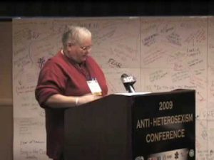 Дарлен Богл выступает на конференции в 2009 году