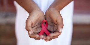 Красная лента - символ борьбы с ВИЧ/СПИДом