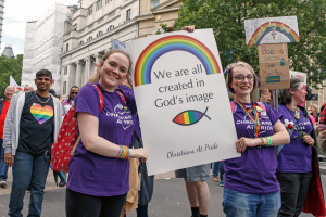 Христиане на лондонском прайде. Надпись на плакате: "Все мы созданы по образу Божьему"