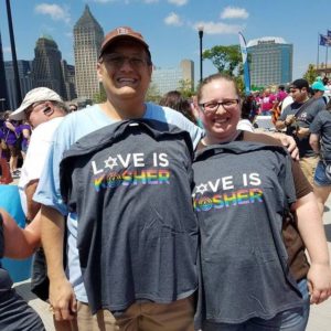 Люди с футболками "Любовь это кошерно"