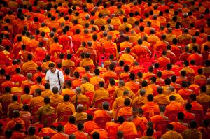 Буддийские монахи и человек в европейской одежде
