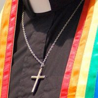 Церковь Англии голосует за принятие трансгендерных людей после перехода